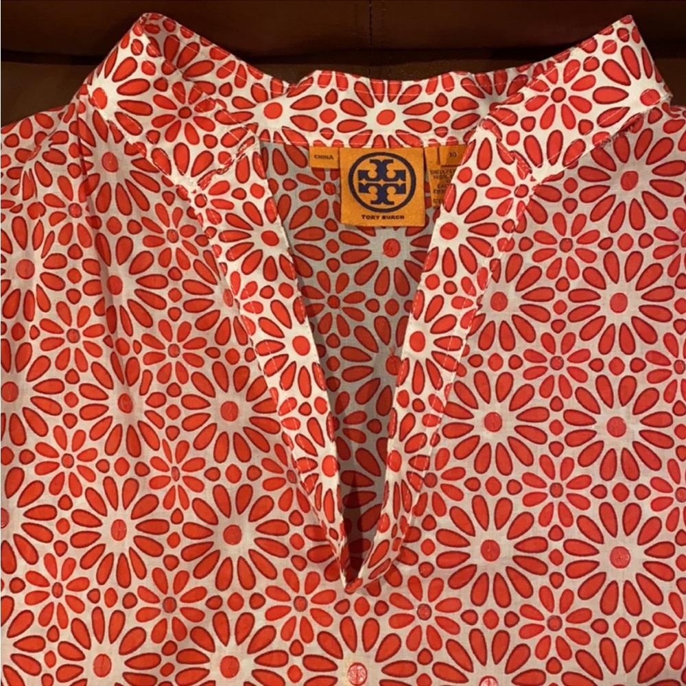 Orange white floral blouse in a beautiful daisy pattern